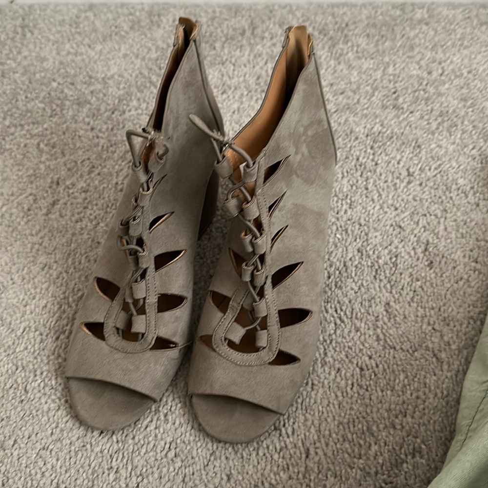 Qupid Grey/Taupe Cutout Ankle Block Heels 7.5